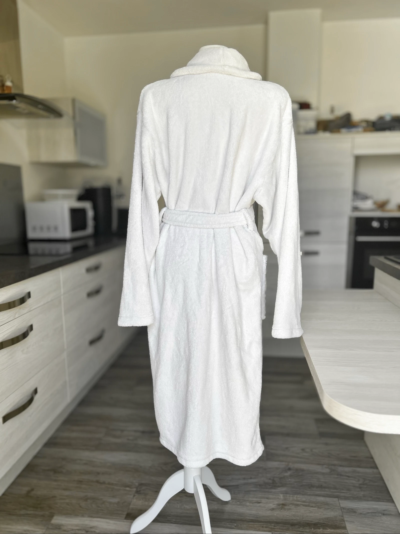 Roupão branco liso de pelúcia com cinto de amarrar – photo 4
